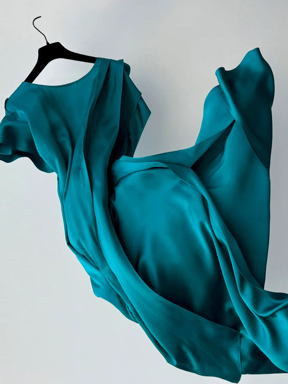ATHENA — Robe drapée en soie vert frais