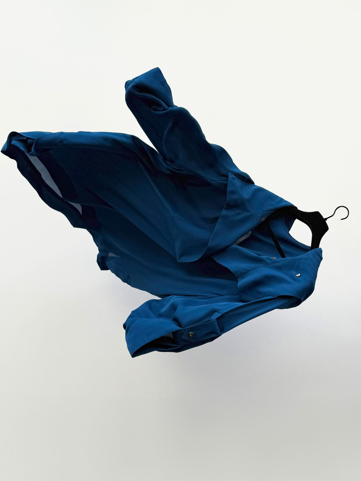 KENYA — Robe à capuche en soie bleu océan Indien