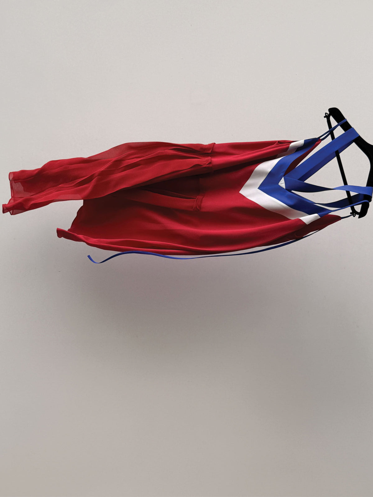 FRANCE — Robe midi en soie rouge