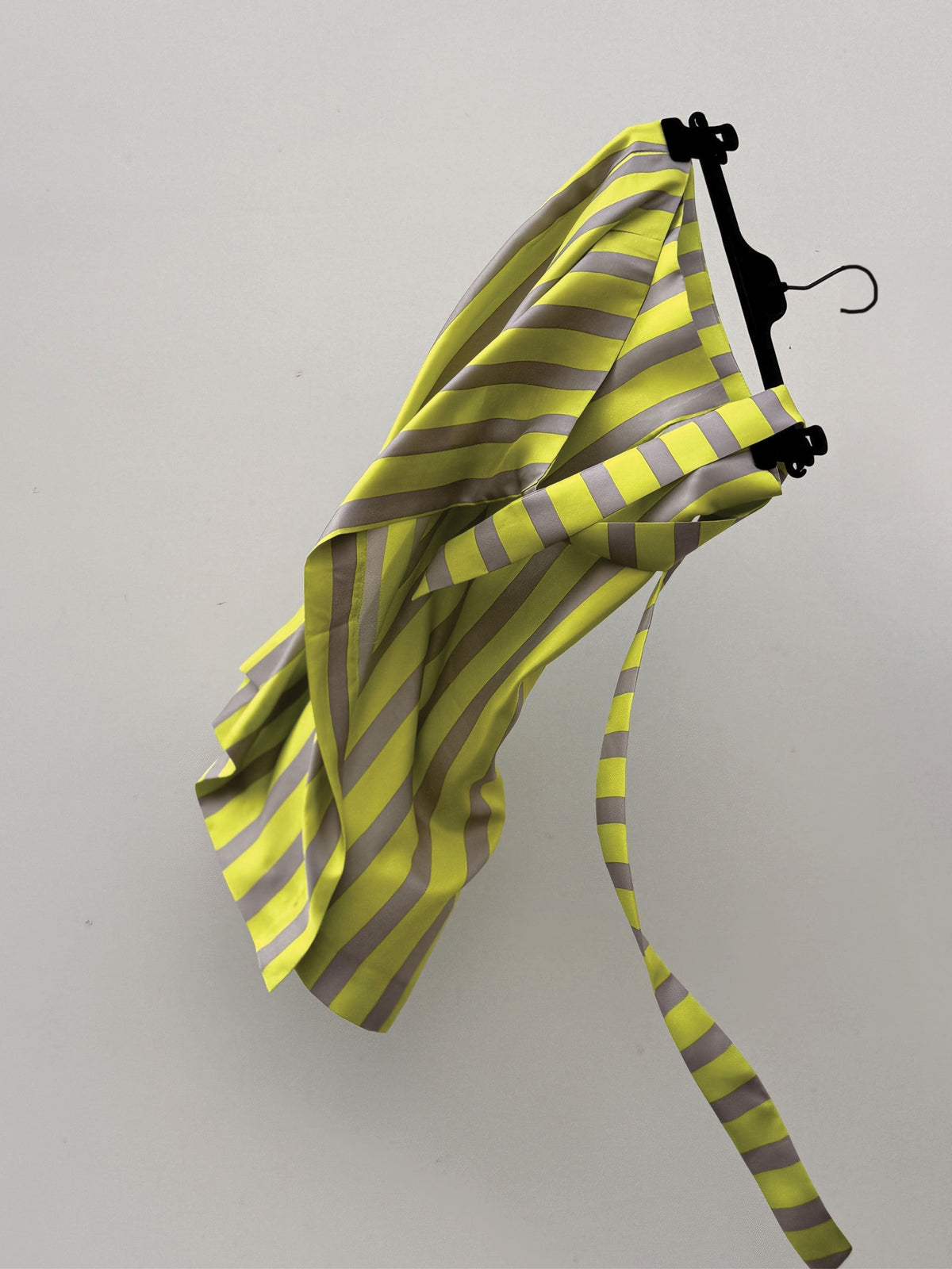 SAEK — Jupe portefeuille en soie à rayures jaunes et grises