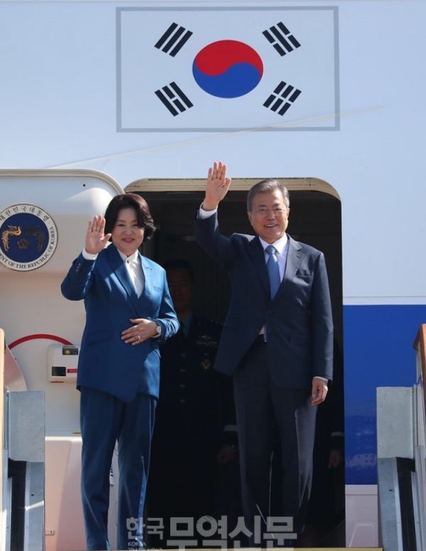 Korean First Lady, Kim Jung Sook dressed by Lucie Brochard.võ
