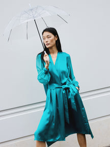 SAN FRANCISCO — Robe portefeuille en satin de soie vert frais