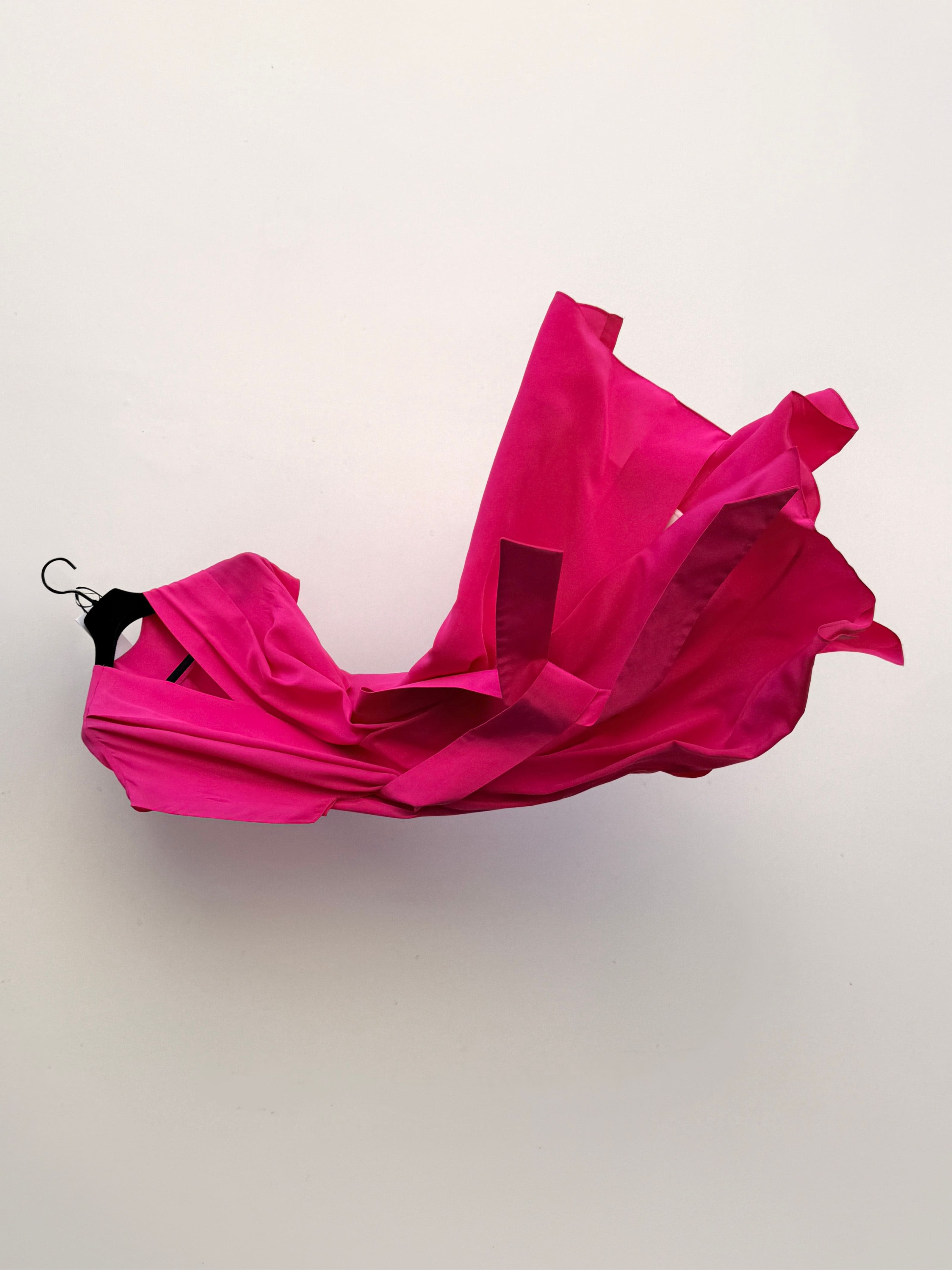 SAN FRANCISCO — Robe portefeuille à manches courtes en soie rose bonbon